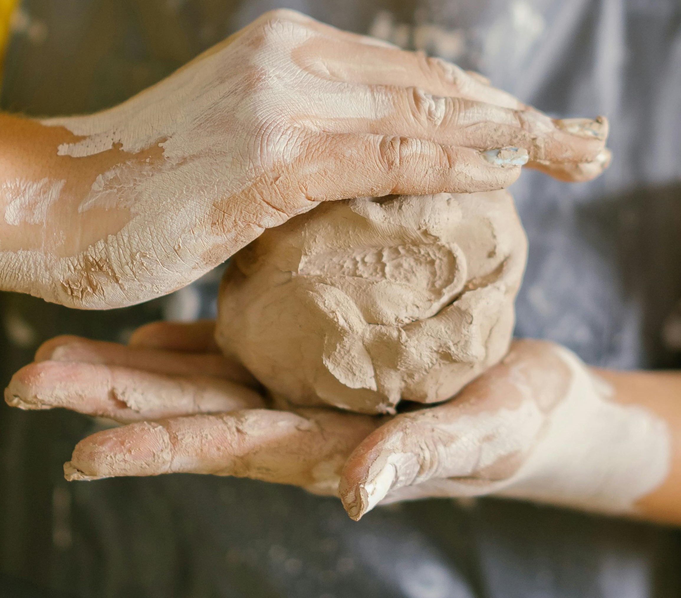 Als je klei manueel opbouwt werk je met je handen en niet met de draaischijf.