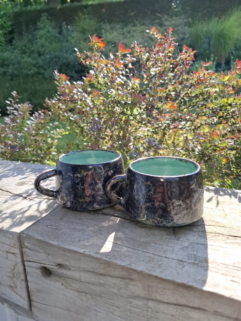 Kopjes gedraaid op een draaischijf door Gisèle Voets van Voets Ceramics en geglazuurd met eigen glazuur.