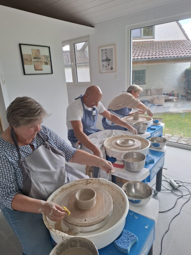 Sylvia, Fréderic en Mia aan het werk in een workshop draaien op de draaischijf bij Voets Ceramics. Slechts 3 deelnemers dus zeer goede begeleiding.