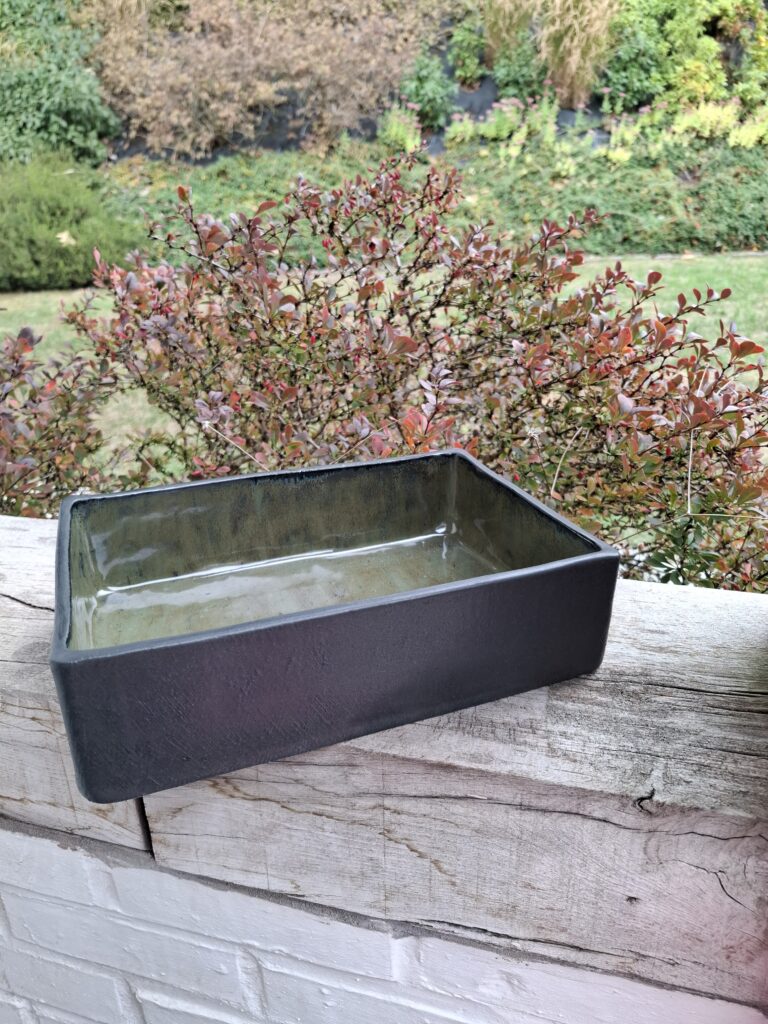 Ovenschotel gemaakt door Gisèle Voets van Voets Ceramics door klei manueel op te bouwen.