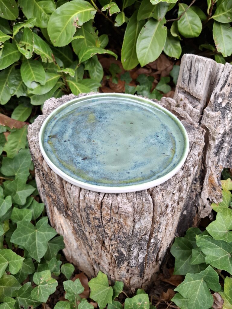 Bord werd geglazuurd met eigen glazuur van Gisèle Voets en manueel opgebouwd in een gipsvorm door Gisèle Voets van Voets Ceramics