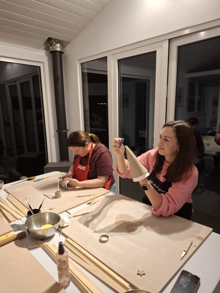 Liesbeth en Julie maken in een kerstworkshop bij Voets Ceramics een kerstman