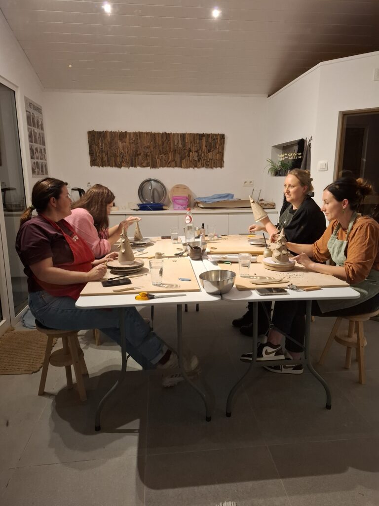 4 vriendinnen maken in een kerstworkshop bij Voets Ceramics een kerstboompje in keramiek.