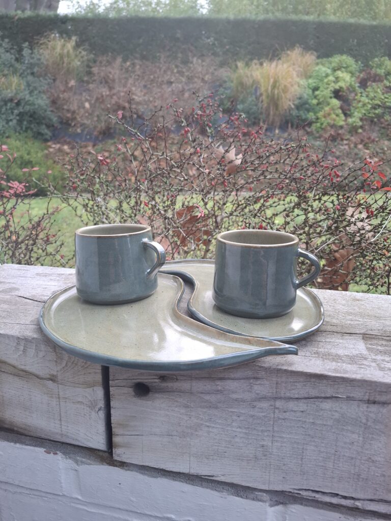 Kopjes zijn gedraaid op een draaischijf en ying yang bordjes manueel opgebouwd door Gisèle Voets van Voets Ceramics