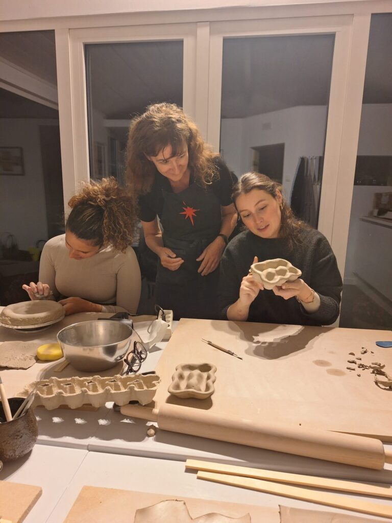 2 dames aan het werk bij Voets Ceramics in een workshop handopbouw op maat. Zij maken een eierdoos in keramiek en een juwelendoosje.