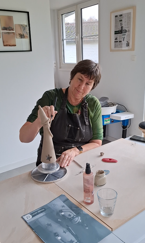 Hilde maakt in een kerstworkshop bij Voets Ceramics een sneeuwpop voor kerstmis