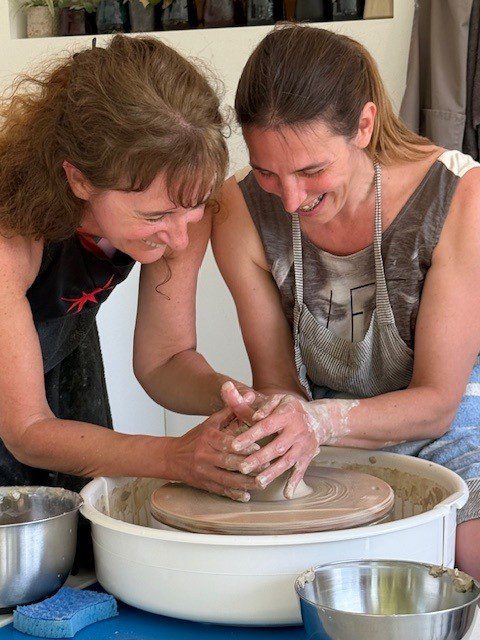 Door de kleine groepjes bij Voets Ceramics kan ik deelnemers tijdens een proefles draaien zeer goed begeleiden