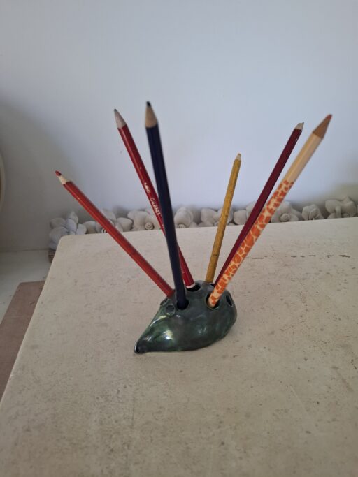 potloodhuoder in keramiek gemaakt in een workshop keramiek door kinderen.