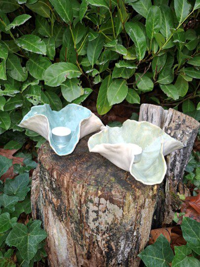 Keramieken theelichtjes gemaakt in een keramiekworkshop bij Voets Ceramics
