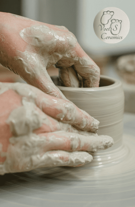 handen die klei draaien op een draaischijf in een workshop keramiek draaien bij Voets Ceramics