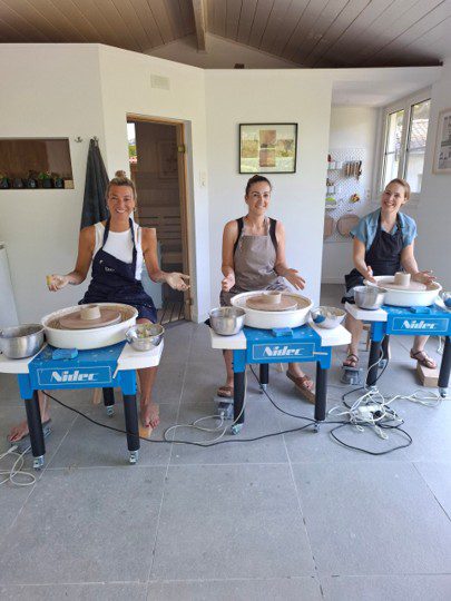 3 vriendinnen die komen draaien op een draaischijf bij Voets Ceramics